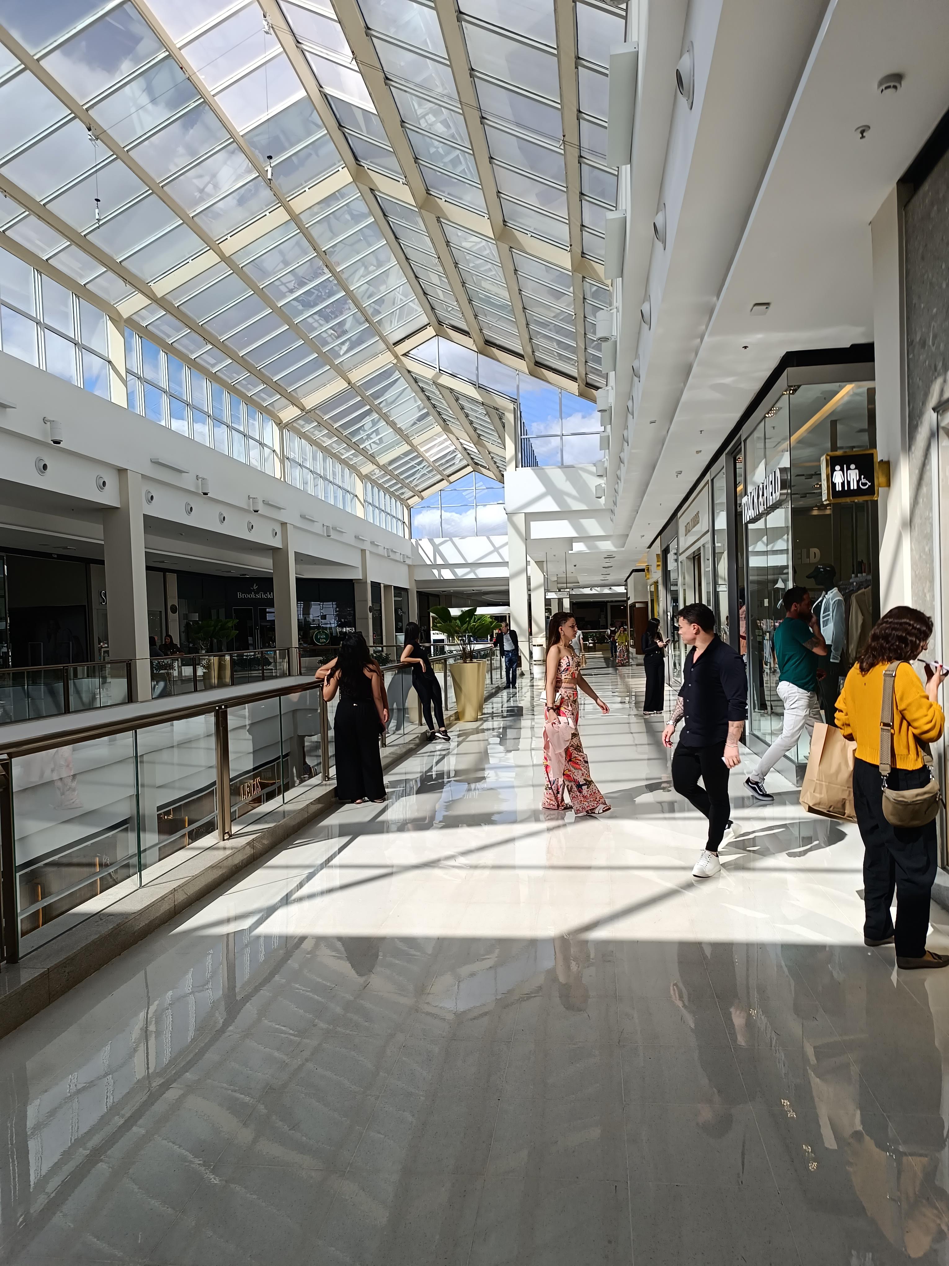 Interior de shopping center — ambiente de atuação da CC8